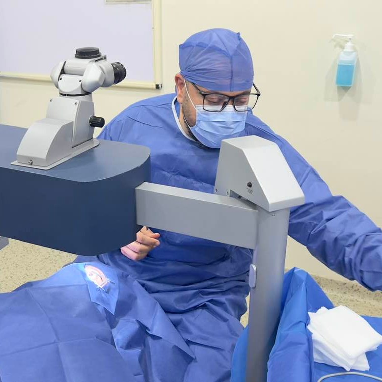 د. إبراهيم فتحي دكتور رمد وعيون أثناء الفحص